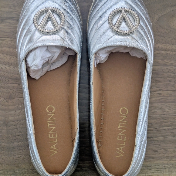 NWT Valentino Women's Metallic Silver Flats - Picture 2 of 4